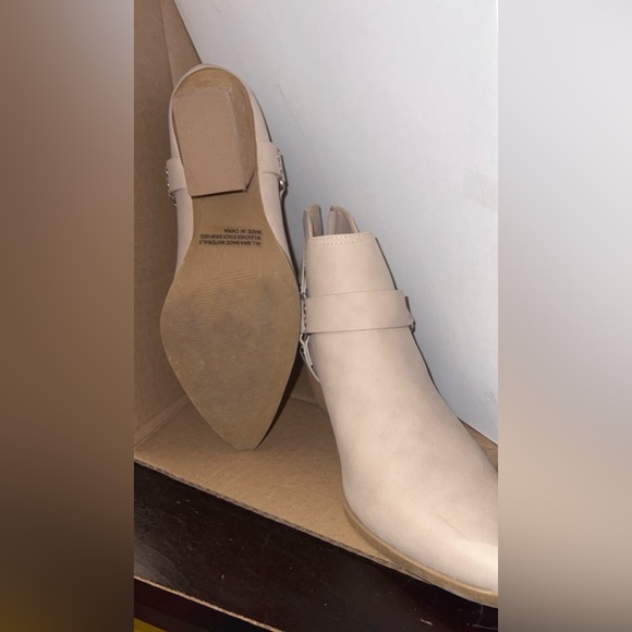 Elegant Cream Ankle Boots - Picture 3 of 3